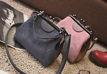 Laden Sie das Bild in den Galerie-Viewer, LARA HEGEDAL - Handtasche aus Cord