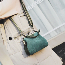 Laden Sie das Bild in den Galerie-Viewer, LARA HEGEDAL - Handtasche aus Cord