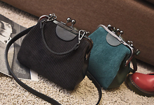 Laden Sie das Bild in den Galerie-Viewer, LARA HEGEDAL - Handtasche aus Cord